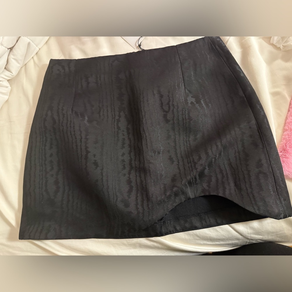Zara black skirt with design on material